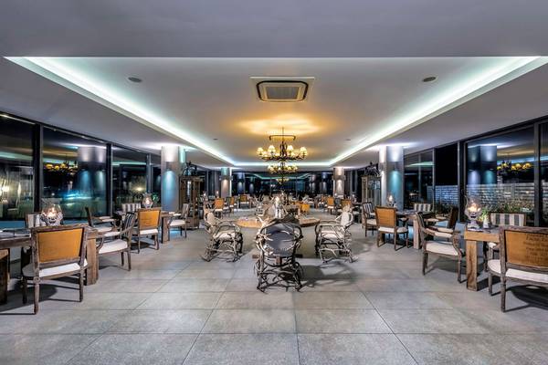 Innenbereich des Diamond Deluxe Hotels mit modernen Möbeln und großen Fenstern.