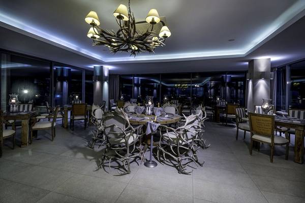 Innenbereich des Diamond Deluxe Hotels mit runden Tisch, Dekor und Kronleuchter.