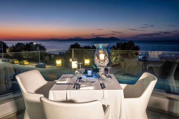 Abendessen auf der Terrasse mit Meerblick im Diamond Deluxe Hotel