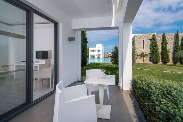 Terrasse des Diamond Deluxe Hotels mit Ausblick auf den Pool und den Garten