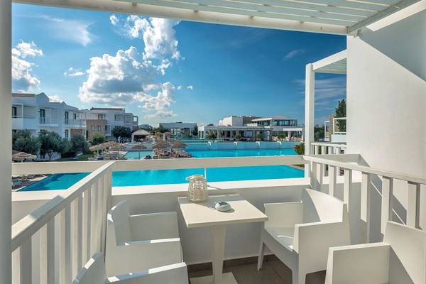 Balkonansicht des Diamond Deluxe Hotels mit Swimmingpool und Gebäuden im Hintergrund.
