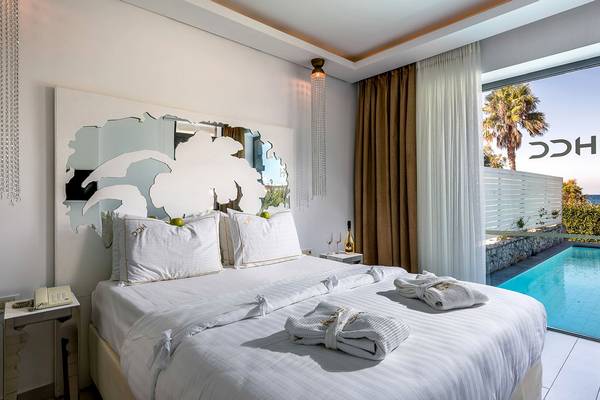 Doppelbettzimmer im Diamond Deluxe Hotel mit Blick auf den Pool und die Terrasse.