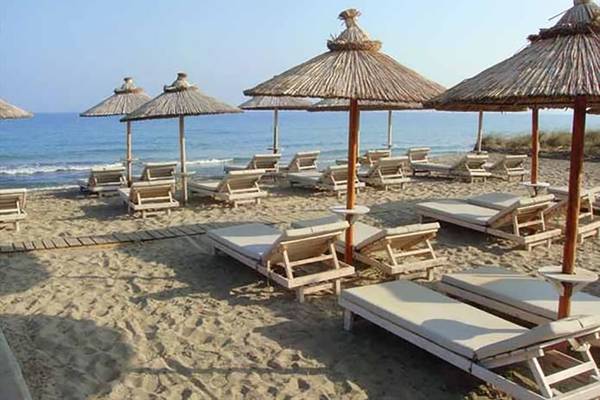 Strand des Diamond Deluxe Hotels mit Liegen und Sonnenschirmen