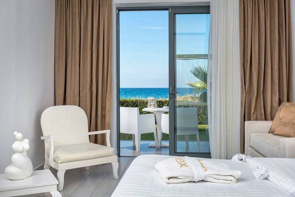 Innenansicht eines Zimmers im Diamond Deluxe Hotel mit Blick auf das Meer.