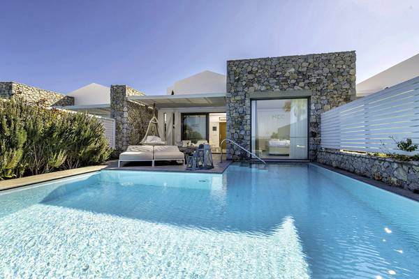 Außenbereich des Diamond Deluxe Hotels mit Pool und Loungebereich