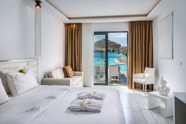 Schlafzimmer im Diamond Deluxe Hotel mit Blick auf den Pool.