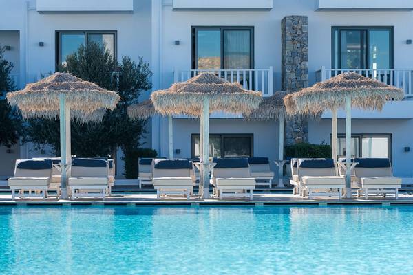 Pool-Lounge-Bereich des Diamond Deluxe Hotels mit Sonnenschirmen und Liegestühlen.