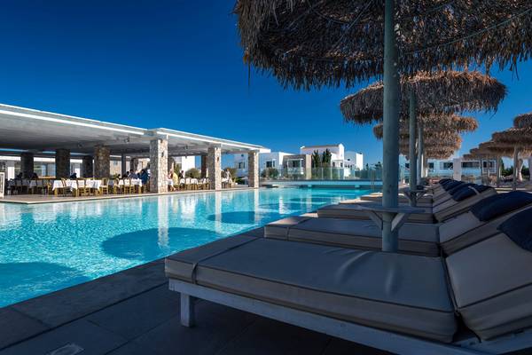 Poolbereich des Diamond Deluxe Hotels mit Liegestühlen und Sonnenschirmen.