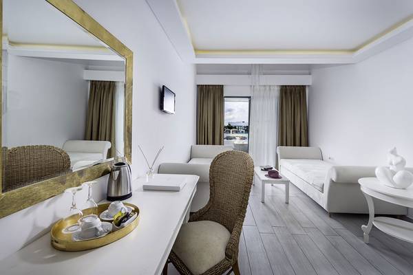 Inneneinrichtung des Diamond Deluxe Hotels mit wei ßem Möbeln, einem großen Spiegel und einem Schreibtisch.