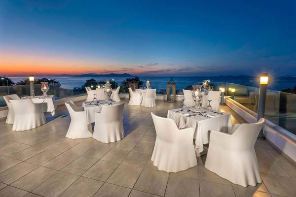 Terrasse des Diamond Deluxe Hotels bei Sonnenuntergang mit Blick auf das Meer