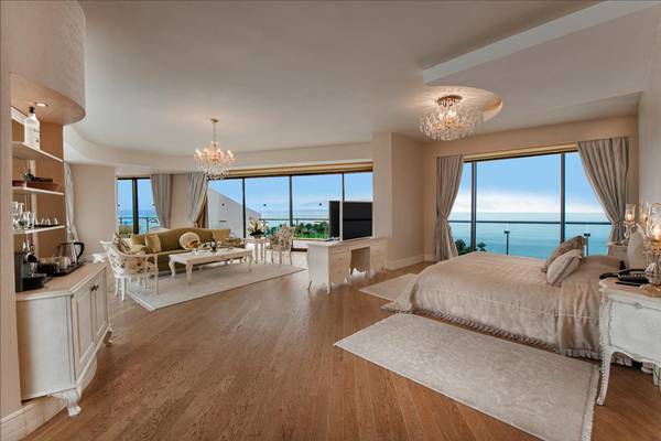 Luxuriöse Suite im Maxx Royal Belek Golf Resort mit Meerblick, eleganter Einrichtung und modernen Annehmlichkeiten.
