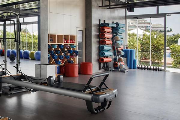 Fitnessstudio im Maxx Royal Belek Golf Resort mit Pilatesgeräten und Fitnessgeräten.