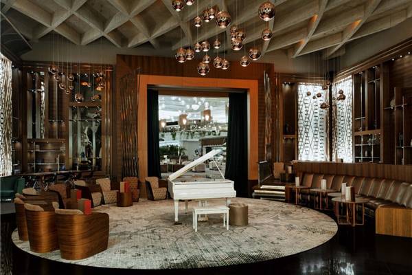 Lobby des Maxx Royal Belek Golf Resort mit zentralem weißen Klavier und modernem Design.