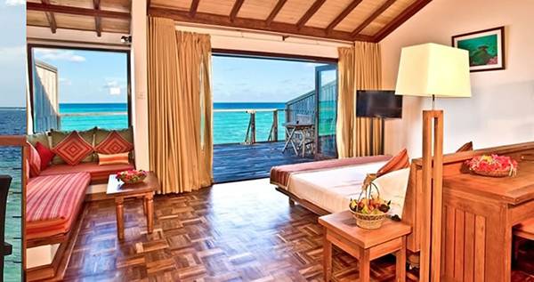 Paar auf Balkon des Reethi Beach Resorts mit Meerblick und Innenraum des Hotelzimmers mit Balkon.