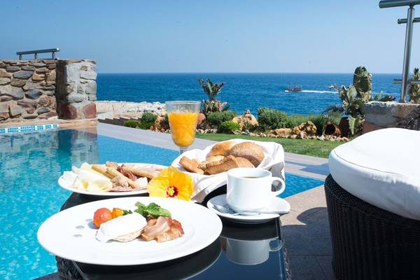 Frühstück am Pool im Royal Blue Resort mit Blick auf das Meer.