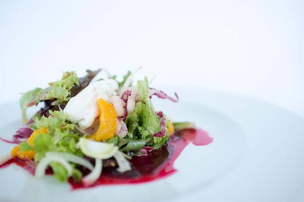Salat auf einem Teller im Royal Blue Resort.