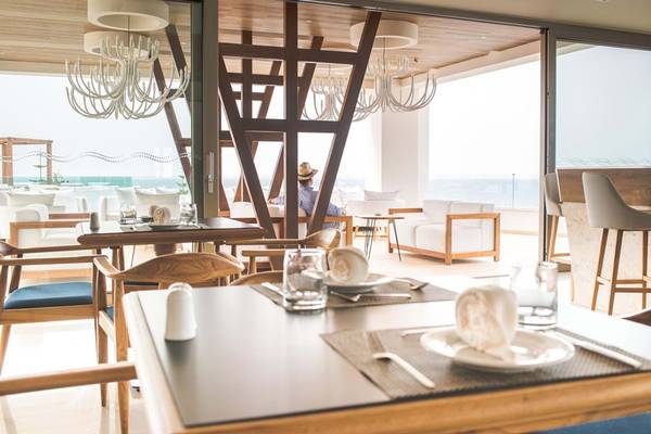Innenansicht des Restaurants im Royal Blue Resort mit Blick auf den Ozean.