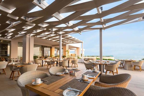 Restaurant-Terrasse im Royal Blue Resort mit Blick auf das Meer.