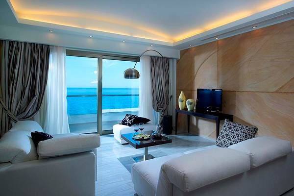 Wohnzimmer im Royal Blue Resort mit Blick auf das Meer.