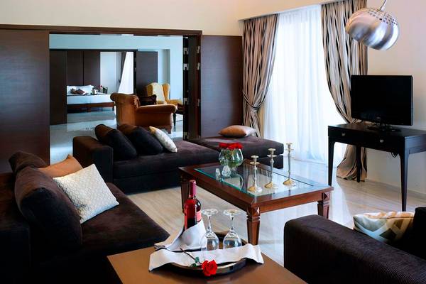 Wohnzimmer im Royal Blue Resort mit Sofas, Couchtisch und Fernseher.