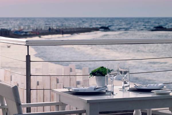 Terrasse mit Meerblick im Knossos Beach Bungalows Suites Resort & Spa