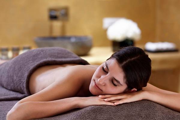 Frau im Wellnessbereich des Hotels Knossos Beach Bungalows Suites Resort & Spa