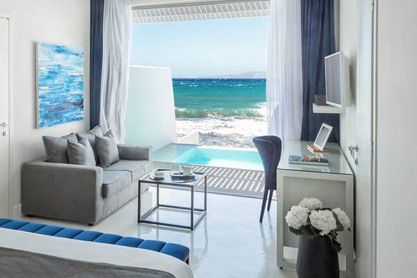 Hotelzimmer mit Meerblick im Knossos Beach Bungalows Suites Resort & Spa.