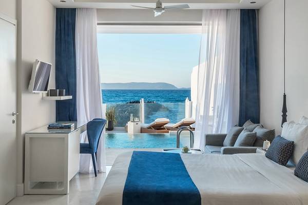 Luxuriöses Hotelzimmer mit Meerblick und privatem Pool, Knossos Beach Bungalows Suites Resort & Spa.