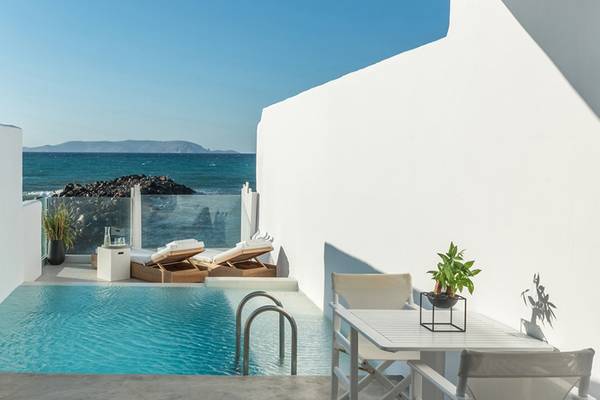 Aussicht auf das Meer von einem Balkon mit Pool im Knossos Beach Bungalows Suites Resort & Spa.