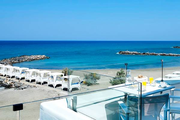 Terrasse mit Meerblick im Knossos Beach Bungalows Suites Resort & Spa