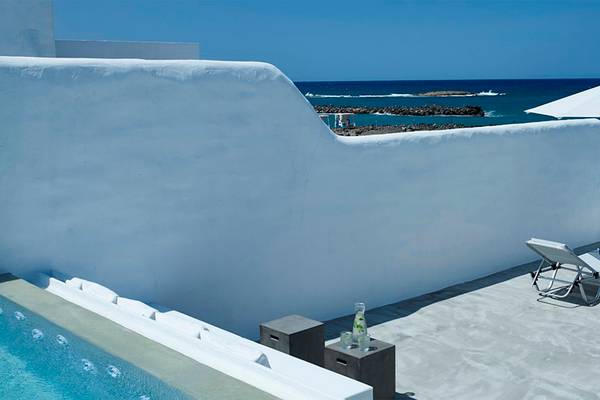 Terrasse mit Pool und Meerblick im Knossos Beach Bungalows