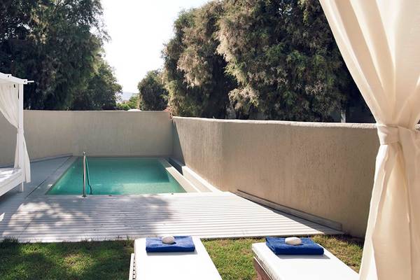 Privater Pool im Freien mit Liegebett und Whirlpool im Knossos Beach Bungalows Suites Resort & Spa