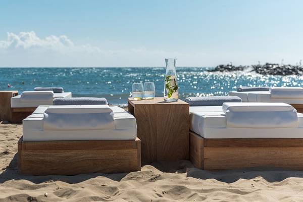 Strandloungesofas im Knossos Beach Bungalows Suites Resort & Spa