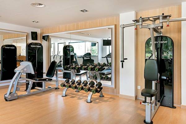 Fitnessraum im Secrets Mallorca Villamil Resort & Spa mit verschiedenen Trainingsgeräten.
