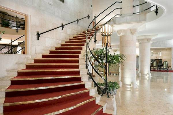 Gewundene Treppe im Foyer des Secrets Mallorca Villamil Resort & Spa Hotels