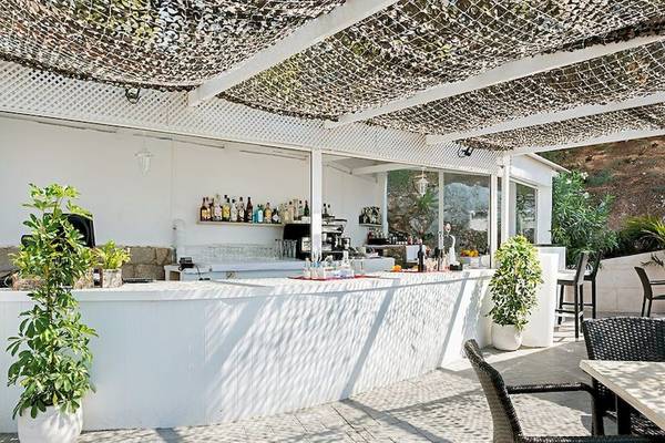 Terrasse des Hotelbar im Secrets Mallorca Villamil Resort & Spa mit Bar, Tischen und Stühlen