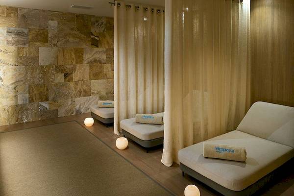 Spa-Behandlungsraum mit Liegen und Vorhängen im Secrets Mallorca Villamil Resort & Spa