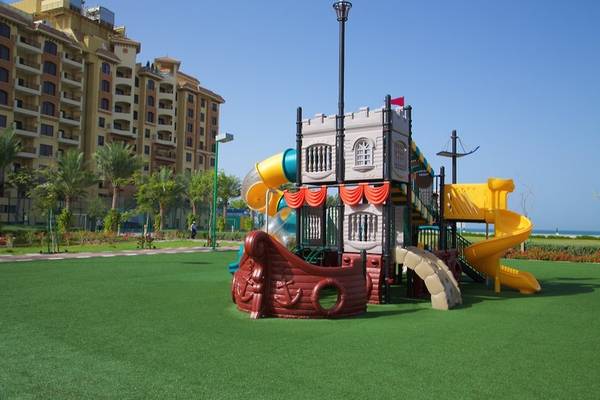 Kinderspielplatz vor dem Marjan Island Resort & Spa mit einem Piratenschiff und Rutschen.