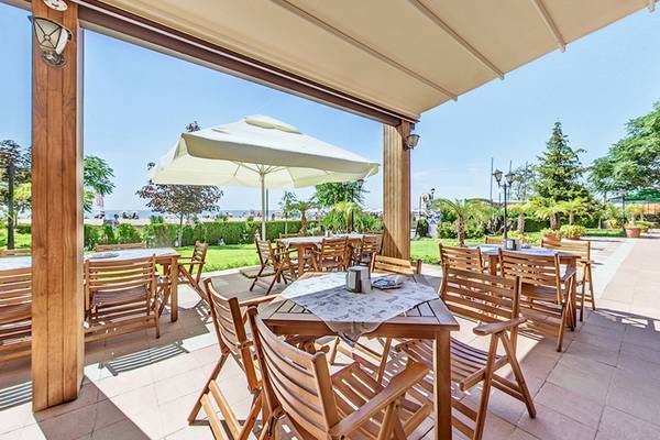 Terrasse des Bellevue Hotels mit Tischen und Umbrellas an einem sonnigen Tag