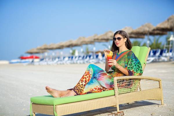 Frau auf Sonnenliege am Strand im Marjan Island Resort & Spa