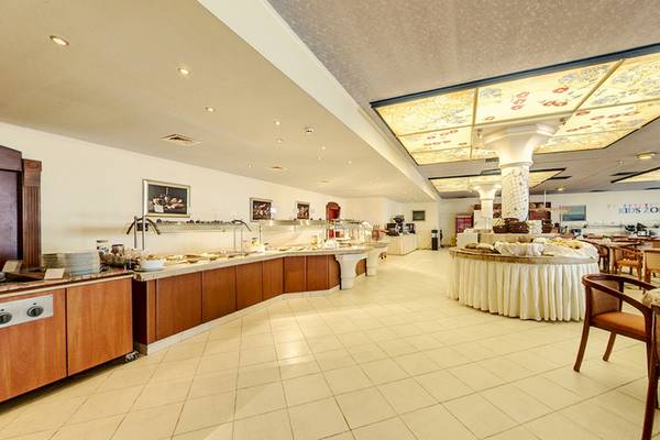 Frühstücksbuffet im Bellevue Hotel mit verschiedenen Essenstheken und Sitzgelegenheiten.