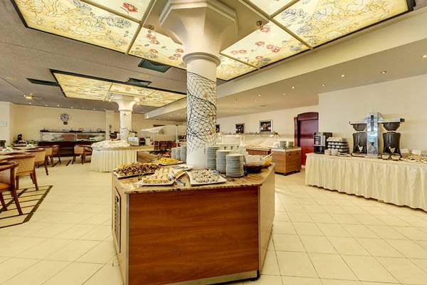 Innenansicht des Bellevue Hotels Restaurant mit Buffet und Dekoration.