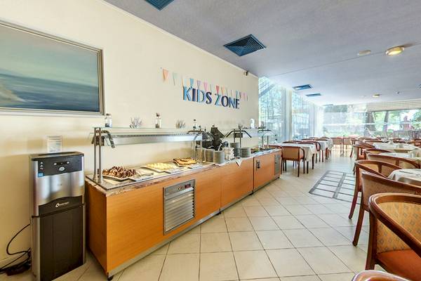 Kinderzone im Bellevue Hotel mit Buffet, Tischen und Stühlen.