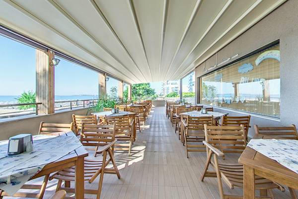 Terrasse des Bellevue Hotels mit Blick auf das Meer