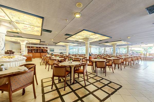 Innenansicht des Bellevue Hotels Restaurants mit gedeckten Tischen und Stühlen.