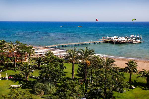 Arcanus Side Resort Hotel am Strand mit Pier und Parasailing