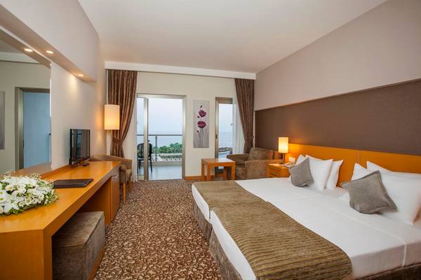 Hotelzimmer im Arcanus Side Resort mit Doppelbett, Fernseher, Schreibtisch und Balkon