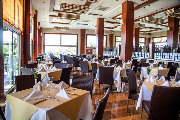 Restaurant im Arcanus Side Resort mit gedeckten Tischen und Stühlen.