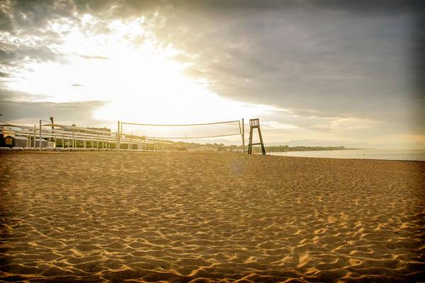 Strand am Arcanus Side Resort mit Volleyballnetz und höhensonne im Hintergrund