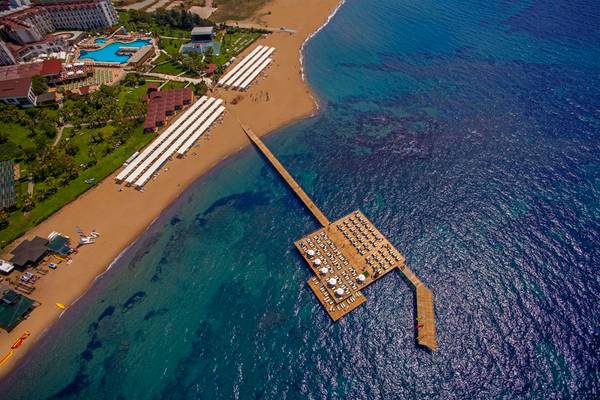 Luftaufnahme des Arcanus Side Resort Hotels am Strand mit Blick auf das Meer.